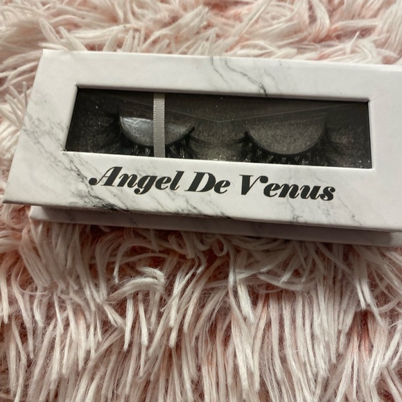 Lashes - Picture 3 of 4